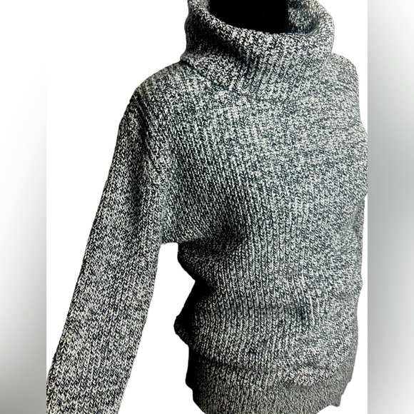 Brand: Abercrombie, Size: S, Knitted Sweater, Black and White Color - Picture 2 of 14